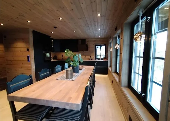 Stor Og Koselig I Stryn